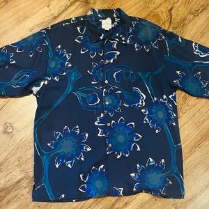 Tommy Bahama button up polo shirt. Excellent used condition! Like new! Size L